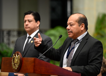 Otro caso de corrupción Titular de la CNC Julio Flores y Mynor Melgar, director de Asuntos de Probidad del MSPAS. / Foto: Alvaro Interiano