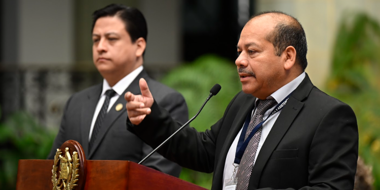 Otro caso de corrupción Titular de la CNC Julio Flores y Mynor Melgar, director de Asuntos de Probidad del MSPAS. / Foto: Alvaro Interiano