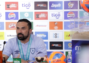 Pablo Crocker se convierte en el primer legionario de futbol playa de Guatemala