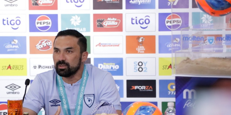 Pablo Crocker se convierte en el primer legionario de futbol playa de Guatemala