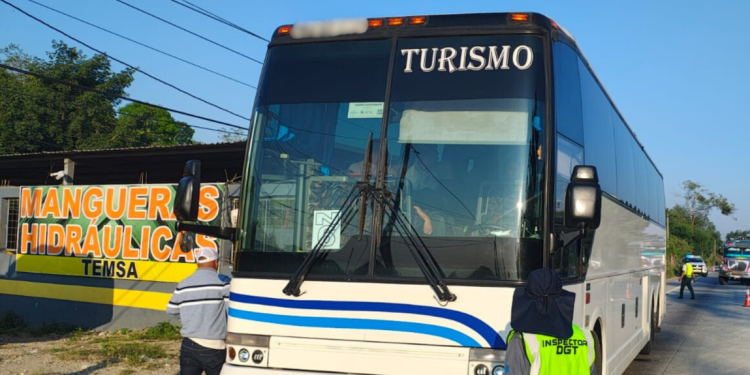 Autoridades ejecutan operativos viales y limpieza de carreteras para mayor seguridad vial./Foto: DGT.