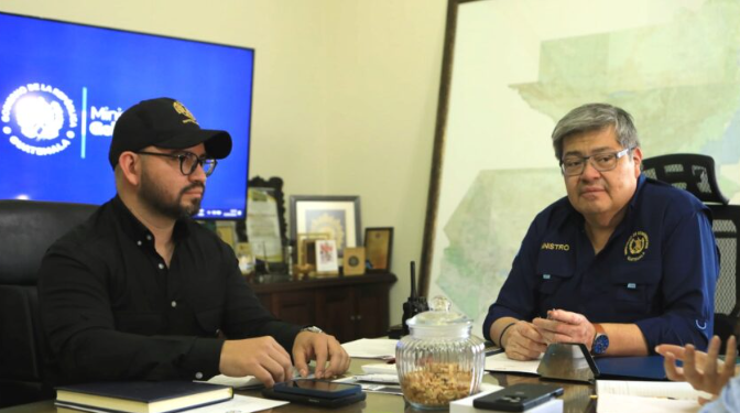 Luis José Juárez Bolaños y el ministro de Gobernación, Francisco Jiménez en una reunión previo a su juramentación: / Foto: Mingob
