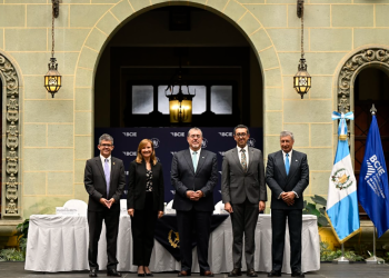 Presidente participa en la presentación del programa de infraestructura hospitalaria. Se licitó la construcción de tres nuevos hospitales.
