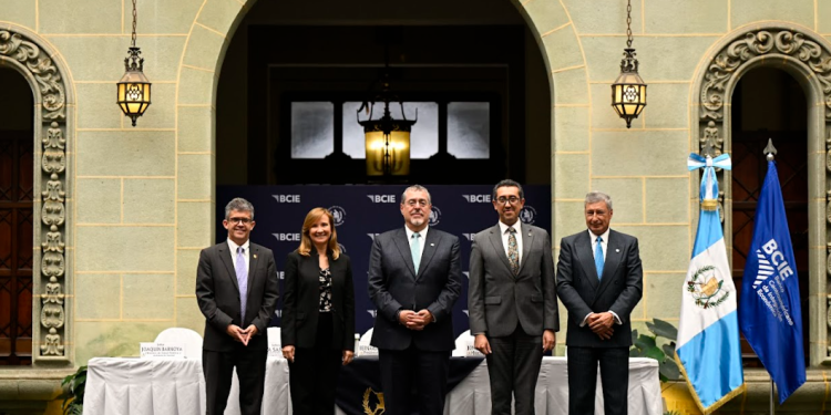 Presidente participa en la presentación del programa de infraestructura hospitalaria. Se licitó la construcción de tres nuevos hospitales.