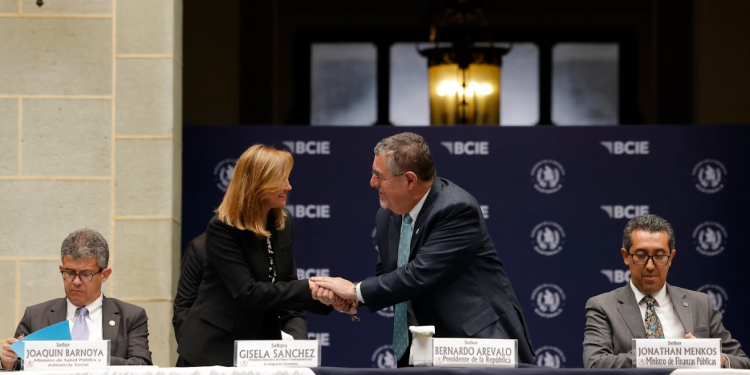 Presidente Bernardo Arévalo y la presidente ejecutiva del BCIE, Gisela Sánchez Maroto: