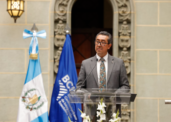 Ministro de Finanzas, Jonathan Menkos, destaca el trabajo con el BCIE. / Foto: Gilber García.