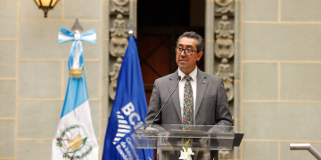Ministro de Finanzas, Jonathan Menkos, destaca el trabajo con el BCIE. / Foto: Gilber García.