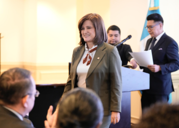 Vicepresidenta Karin Herrera atiende a divulgación de resultados del Quinto Censo Nacional de Talla./Foto: Daniel Ordóñez.