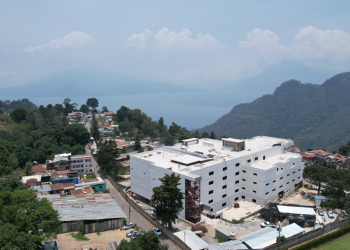 Avanza construcción de hospitales en Sololá con 54% y Chiquimula con un 36%