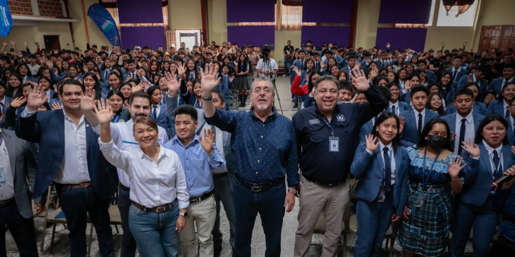 Presidente Bernardo Arévalo impulsa becas por nuestro futuro en Santa Cruz Quiché