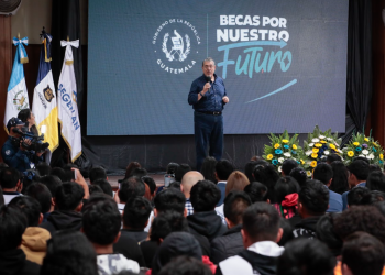 Presidente Bernardo Arévalo en Quiché, donde compartió con jóvenes sobre el programa Becas por Nuestro Futuro.
