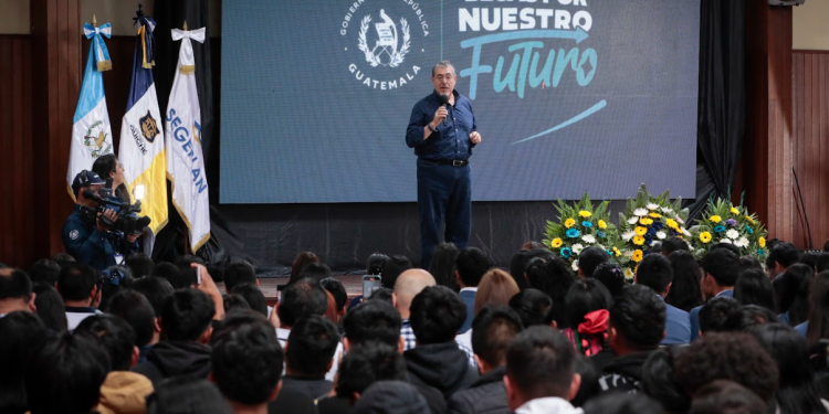 Presidente Bernardo Arévalo en Quiché, donde compartió con jóvenes sobre el programa Becas por Nuestro Futuro.