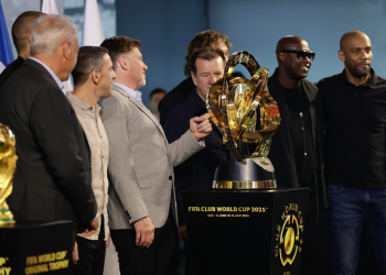 FIFA y Conmebol abren exposición en Paraguay que incluye la Copa Mundial y América