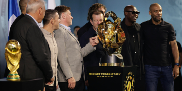 FIFA y Conmebol abren exposición en Paraguay que incluye la Copa Mundial y América