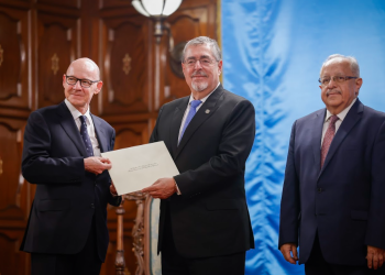 Presidente recibe cartas credenciales de cinco nuevos embajadores