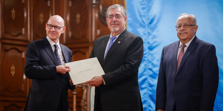 Presidente recibe cartas credenciales de cinco nuevos embajadores