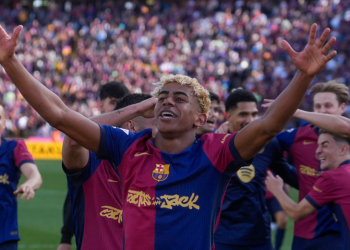 Barcelona se corona campeón de LaLiga con drama dentro y fuera del campo