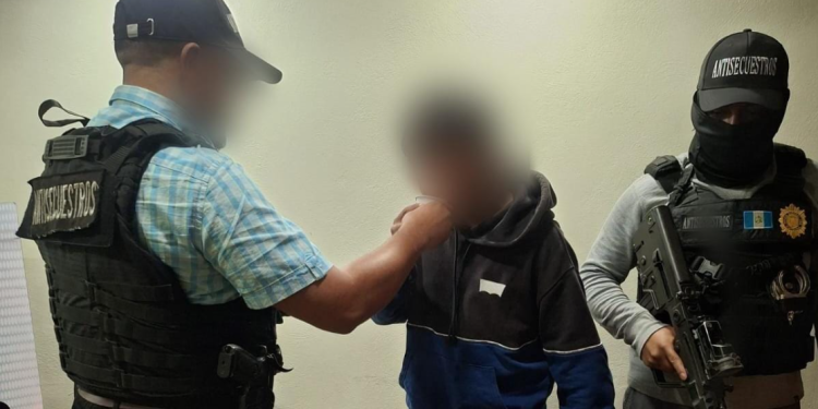 Adolescente de 16 años fue liberado de su cautiverio durante una acción coordinada por el Comando Antisecuestros. / Foto: PNC