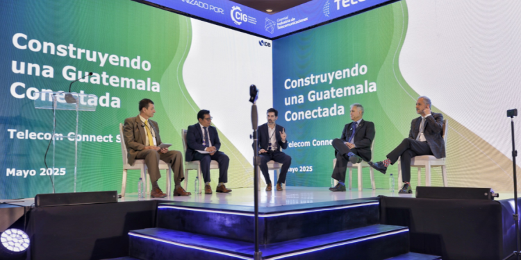 Autoridades del CIV participaron en el Telecom Connect Summit./Foto:CIV.