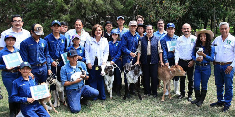 Al finalizar el acto de firma del convenio, las autoridades realizaron un recorrido por las instalaciones de la ENCA. / Foto: MAGA