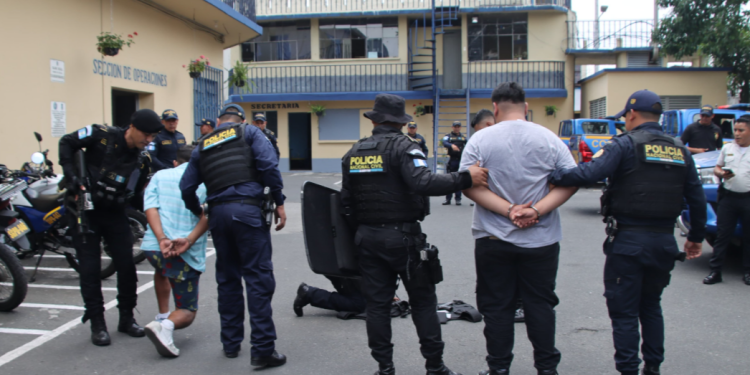 Presuntos sicarios fueron capturados cuando se preparaban para ejecutar un atentado. / Foto: PNC