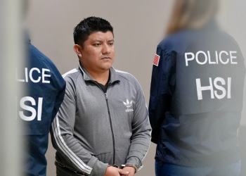 Las autoridades estadounidenses confirmaron que Alberto Macario Chitic fue entregado a su jurisdicción para enfrentar cargos relacionados con el tráfico ilícito de personas. / Foto: Embajada de Estados Unidos en Guatemala.