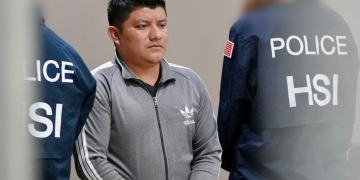Las autoridades estadounidenses confirmaron que Alberto Macario Chitic fue entregado a su jurisdicción para enfrentar cargos relacionados con el tráfico ilícito de personas. / Foto: Embajada de Estados Unidos en Guatemala.