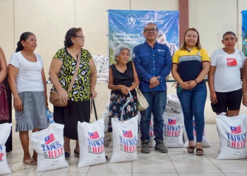 Mides entrega arroz y kits de techo a familias de Retalhuleu