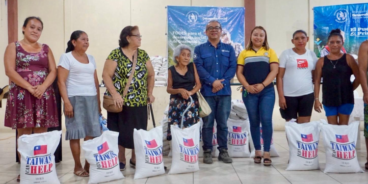 Mides entrega arroz y kits de techo a familias de Retalhuleu
