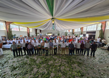 Conap firma acuerdos para hacer uso sostenible de los recursos. / Foto: Conap.