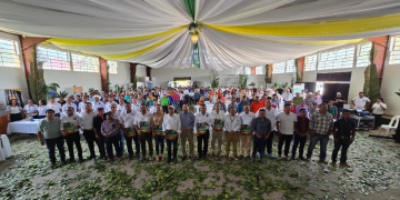 Conap firma acuerdos para hacer uso sostenible de los recursos. / Foto: Conap.