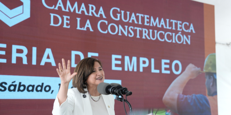 Vicepresidenta Karin Herrera encabeza Feria de Empleo de la Construcción./Foto: Gilber García.