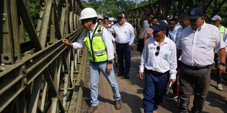 Ministro de Comunicaciones atendió a las solicitudes de legisladores de Suchitpéquez./Foto: CIV.
