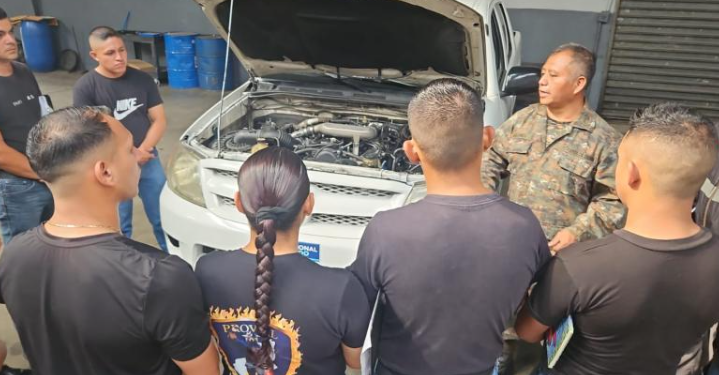Provial recibe capacitación de mecánica impartida por el Ejército de Guatemala./Provial.