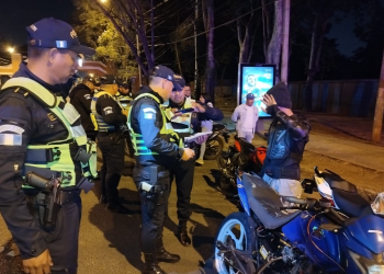 PNC Tránsito llevó a cabo operativos sopresa en horas de la madrugada con el objetivo de prevenir carreras clandestinas./Foto: PNC Tránsito.