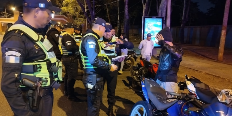 PNC Tránsito llevó a cabo operativos sopresa en horas de la madrugada con el objetivo de prevenir carreras clandestinas./Foto: PNC Tránsito.