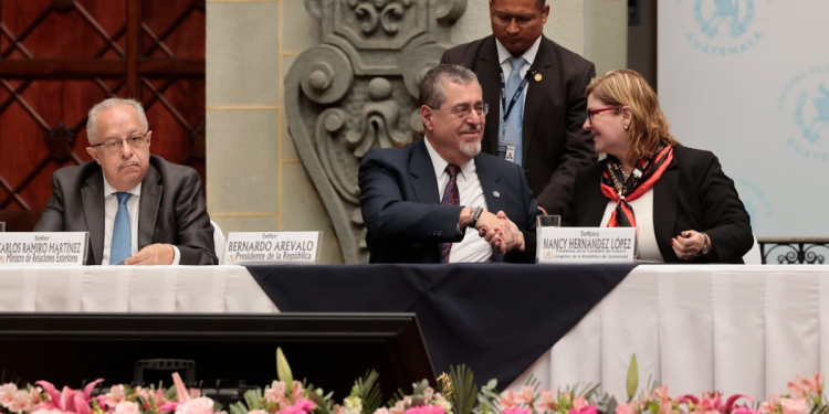 Presidente Bernardo Arévalo y la presidenta de la CIDH Nancy Hernández.