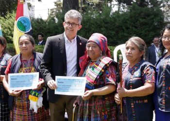 En el Día Nacional de las Comadronas se inició la entrega del estipendio económico que reconoce su labor. (Foto: Dickens Zamora)