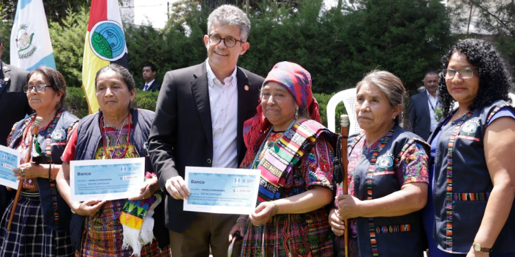 En el Día Nacional de las Comadronas se inició la entrega del estipendio económico que reconoce su labor. (Foto: Dickens Zamora)