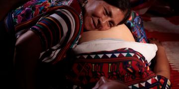 El Día Nacional de las Comadronas se expone en exposición fotográfica en el Palacio Nacional./Foto: Noé Pérez.