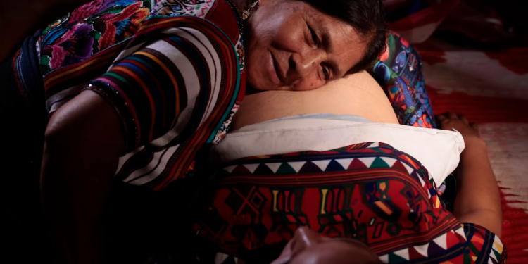 El Día Nacional de las Comadronas se expone en exposición fotográfica en el Palacio Nacional./Foto: Noé Pérez.