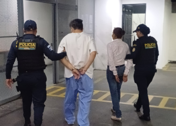 Sustraían medicamentos Los involucrados fueron identificados como José, de 63 años, quien labora como enfermero, y Ericka, de 50 años, quien figuraba como paciente. / Foto: PNC