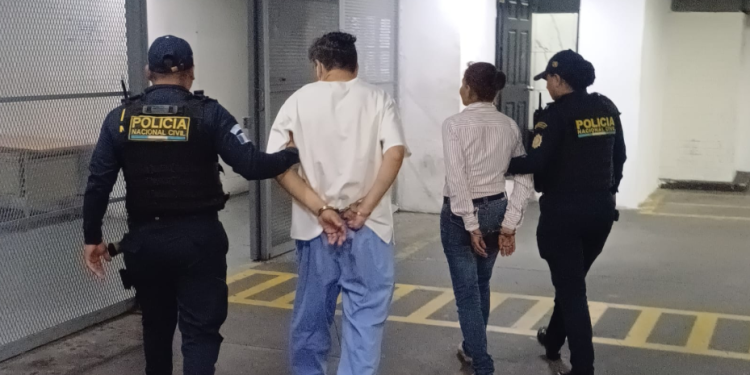 Sustraían medicamentos Los involucrados fueron identificados como José, de 63 años, quien labora como enfermero, y Ericka, de 50 años, quien figuraba como paciente. / Foto: PNC