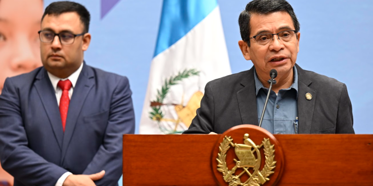 Ministro Díaz explica el contenido de la Ley General del Sistema Portuario./Foto: Álvaro Interiano.