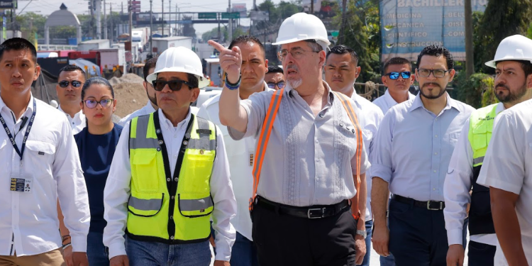 Presidente Arévalo supervisó obra en el segundo puente del km 17.5 de la ruta al Pacífico./Foto: Gilber García.