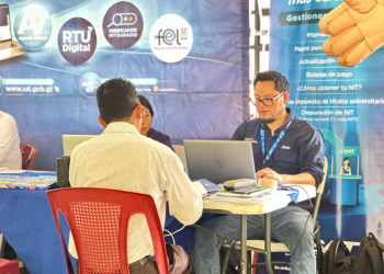 Población de Alta Verapaz asisten a la jornada móvil de servicios integrados