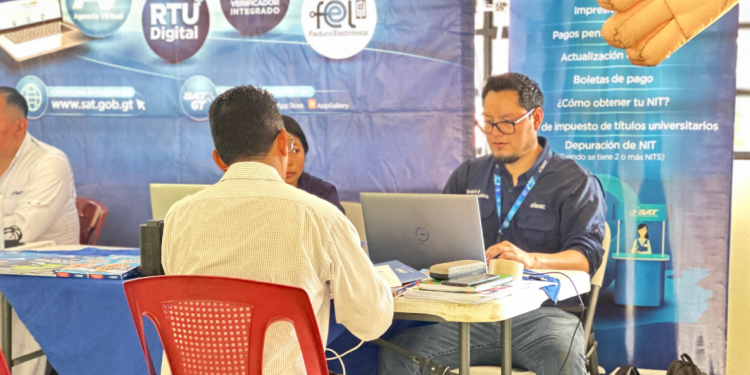 Población de Alta Verapaz asisten a la jornada móvil de servicios integrados