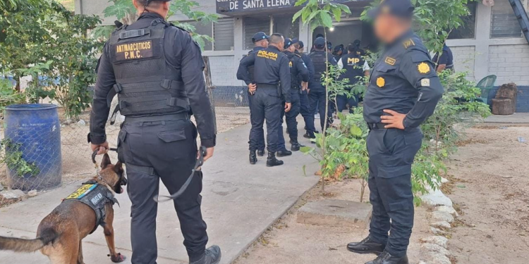 El procedimiento, ejecutado por agentes de la PNC, personal del MP y la PDH. / Foto: PNC