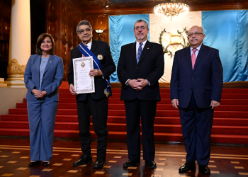 Presidente entrega la Orden de los Cinco Volcanes al escritor Sergio Ramírez Mercado