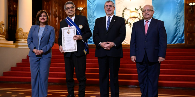 Presidente entrega la Orden de los Cinco Volcanes al escritor Sergio Ramírez Mercado